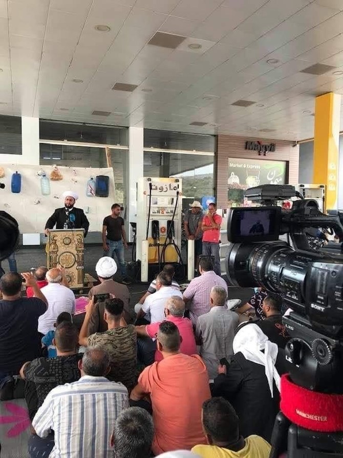 Lebanese cleric holds prayer in gas station amid fuel shortages 