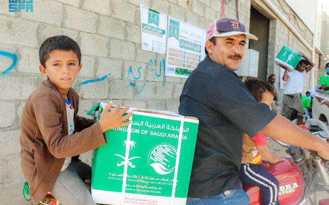 The King Salman Humanitarian Aid and Relief Center distributes more than 26 tons of food baskets in Hadramout governorate, benefiting 1,500 people. (SPA)