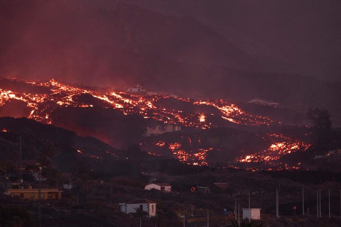 Volcano forces hundreds more to flee on Spanish island