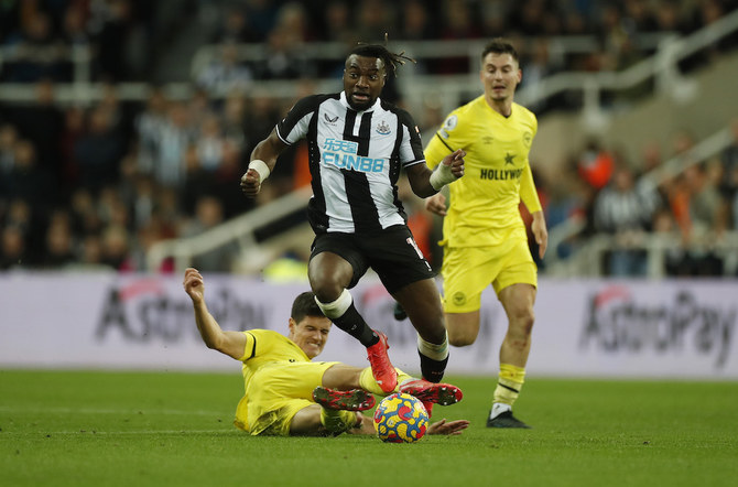 Newcastle United's Allan Saint-Maximin in action with Brentford's Christian Norgaard. (Action Images via Reuters)
