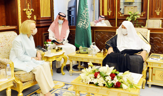 Dr. Abdullah bin Mohammed Al-Asheikh receives Martina Strong in Riyadh. (SPA)