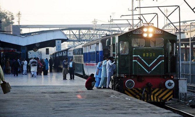 Pakistani train driver who stopped for yoghurt suspended