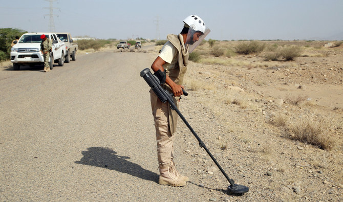 A member of Yemen government forces searches for land mines near al-Jawba frontline, facing Iran-backed Houthi rebels in Yemen's western province of Hodeida, on November 21, 2021. (AFP)