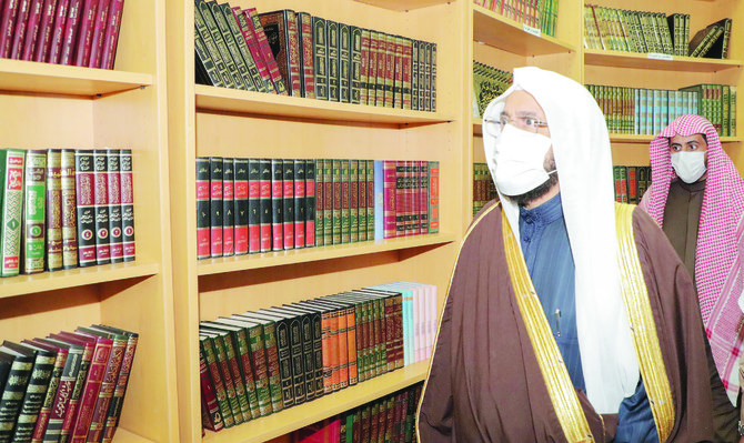 Saudi Islamic Minister Sheikh Abdullatif Al-Asheikh visits Dawah and Guidance Center in Sakaka. (SPA)