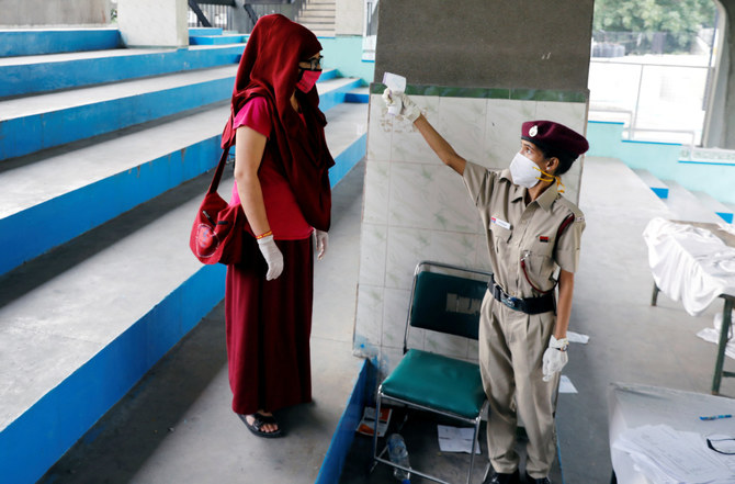  A stranded resident of Ladakh, a union territory in India, is thermal screened before being seated in buses which will take them back to Ladakh, in New Delhi, India. (REUTERS file photo)