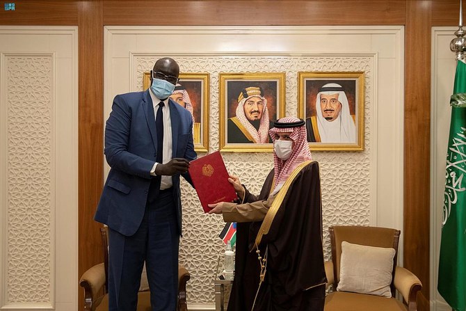 Saudi Foreign Minister Prince Faisal bin Farhan meets his South Sudanese counterpart Mayiik Ayii Deng in Riyadh. (SPA)