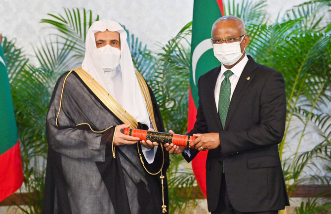 The Maldivian President awards Dr. Al-Issa the medal of honor. (Supplied)