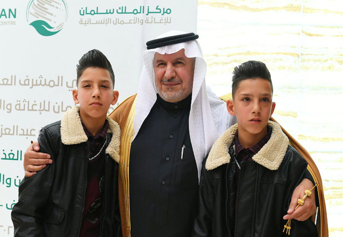 KSRelief chief Dr. Abdullah Al-Rabeeah pose for a group photo with previously conjoined twins Mohammed and Amjad at King Abdulaziz Medical City in Riyadh. (SPA)