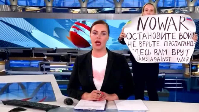 An anti-war protester interrupted a live news bulletin on Russia's state TV Channel One on Monday (March 14), holding up a sign behind the studio presenter and shouting slogans denouncing the war in Ukraine. (Reuters)
