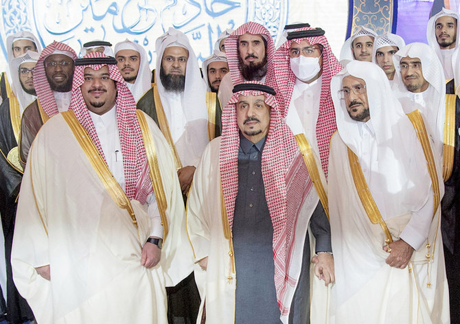 Riyadh Gov. Prince Faisal bin Bandar honors the winners of the King Salman Award for the Holy Qur’an memorization. (SPA)