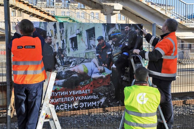 Vilnius station confronts Moscow-Kaliningrad train with images from war