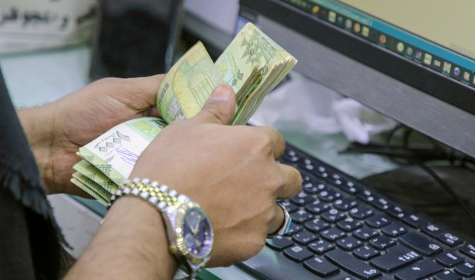 A cashier counts Yemeni riyal banknotes at a local currency exchange in Aden, Yemen. (REUTERS file photo)