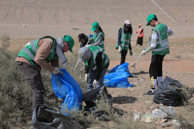 Volunteers from KAUST and the Thuwal commnity participate in a clean-up campaign along a stretch of the KAUST-Jeddah Highway. (Supplied)