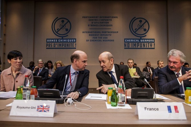 Angus Lapsley (C-L), then-Director for Defense at the British Foreign Affairs ministry speaking to French Foreign Affairs Minister Jean-Yves Le Drian (C-R) in 2018. (AFP/File Photo)
