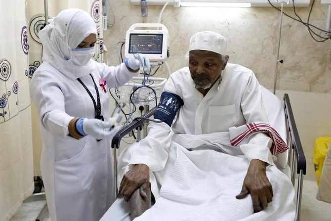 Saudi ministry implements decisions to localize health specialties, raise minimum wages