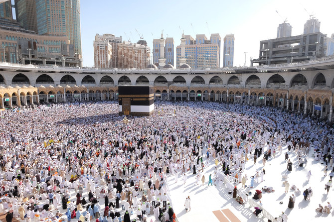 Saudi Arabia’s Hajj and Umrah Ministry fines 10 companies for bad services 