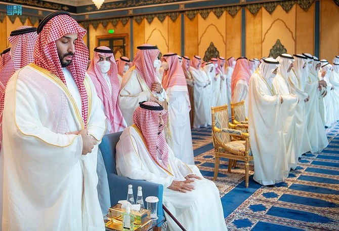 Saudi Arabia’s King Salman performs Eid Al-Fitr prayers on Monday morning in Makkah. (SPA)