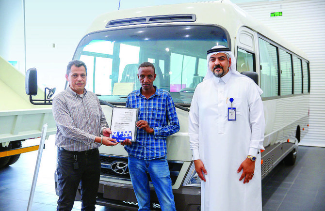 Drivers of Hyundai truck and bus vehicles from various sectors were selected and presented with a certificate of appreciation. 