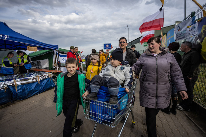 UAE sends plane carrying 27 tons of aid to Ukrainian refugees in Poland
