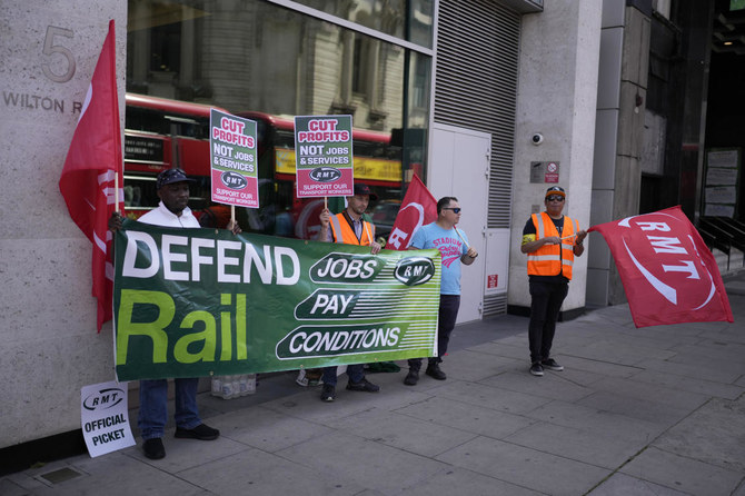 UK rail strike strands commuters, pits workers against government