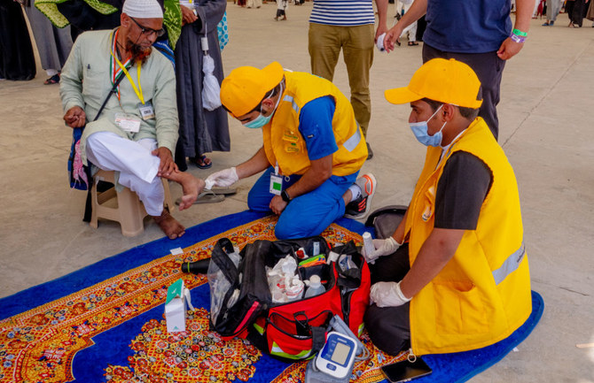 Volunteers often treat pilgrims returning to Jamarat for Tashreeq days. (AN photo by Huda Bashatah) 