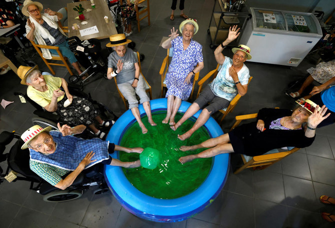 Belgian elderly care home beats the heat with paddling pool
