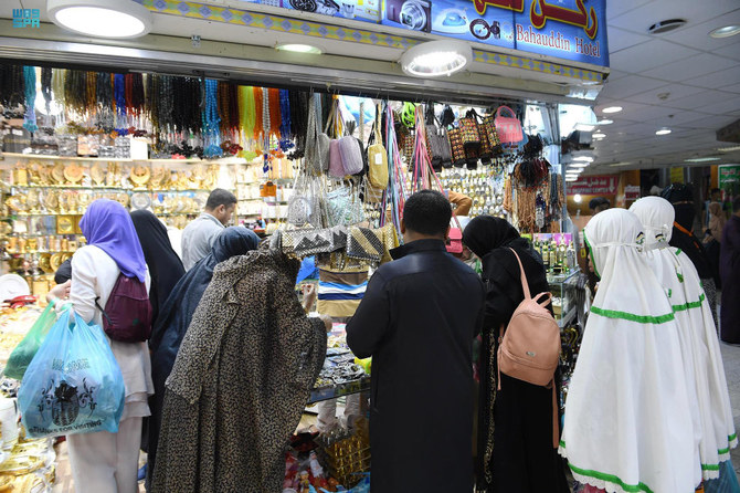 Pilgrims are visiting the marketplace to buy souvenirs for their loved ones. (SPA)