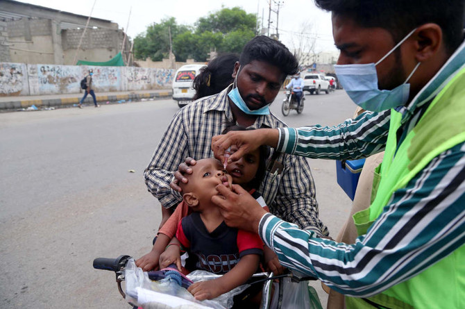 Gunmen kill 2 policemen escorting polio workers in Pakistan