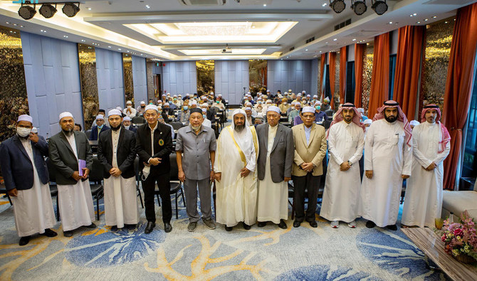 Sheikh Awwad bin Sebti Al-Enezy pose for a group photo with Saudi and Thai officials in Bangkok. (SPA)