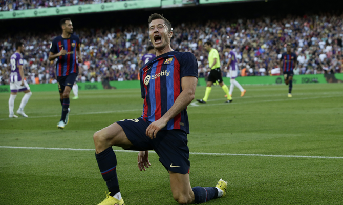 Lewandowski scores 2 again as Barcelona routs Valladolid