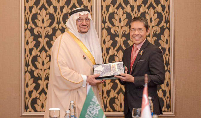 Hamad Al-Sheikh meets with Mohammed Maliki bin Osman in Bali. (SPA)