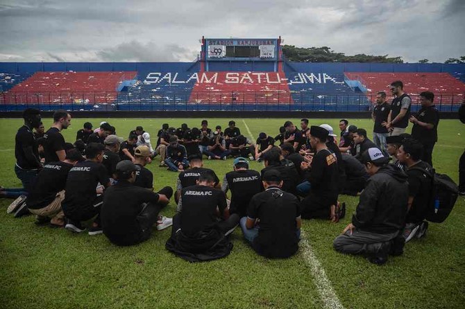 Indonesia sets up team to probe deadly football stampede