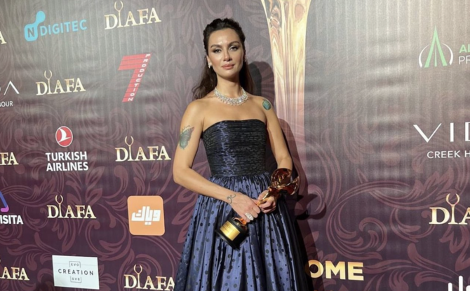 Turkish actress Birce Akalay dedicates award to slain Iranian women