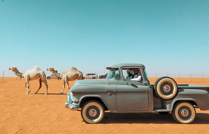 Saudi camel festival hosts classic car parades