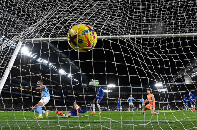 Manchester City beat Chelsea to close gap at top of Premier League