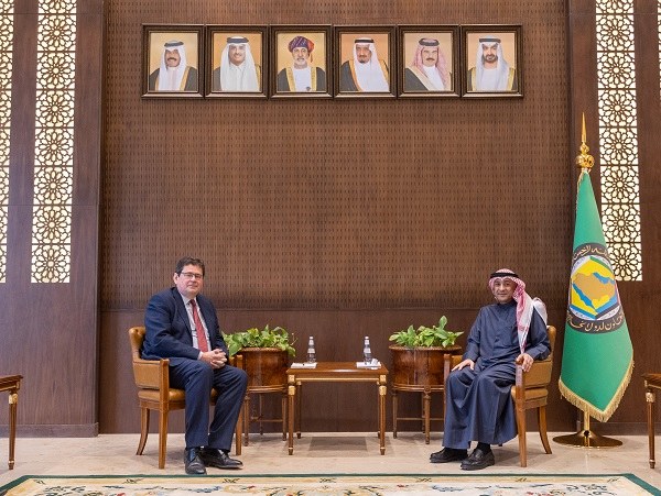 The GCC’s new Secretary General Jassem Mohamed Albudaiwi meets with the British ambassador to Saudi Arabia Neil Crompton. (GCC)