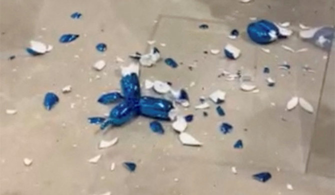 US art fair visitor accidentally smashes $42,000 Koons sculpture