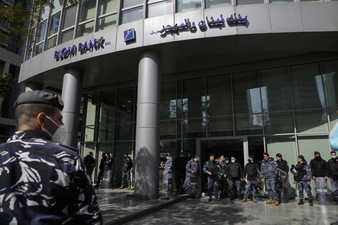Lebanese banks suspend strike at PM’s request; pound regains some value