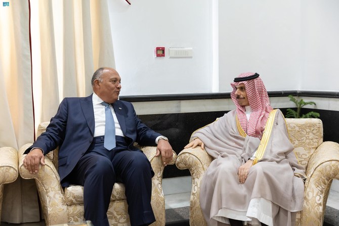 Saudi Arabia’s Foreign Minister Prince Faisal bin Farhan meets with his Egyptian counterpart Sameh Shoukry in New Delhi. (SPA)