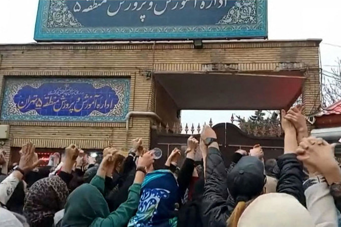 Teachers protest over suspected Iran schoolgirl poisonings