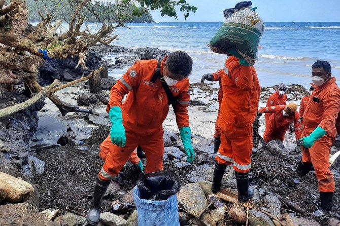 Philippines scrambles to prevent ecological disaster after oil tanker spill