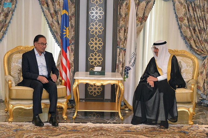 Islamic Development Bank Group president meets Malaysian PM in Jeddah 
