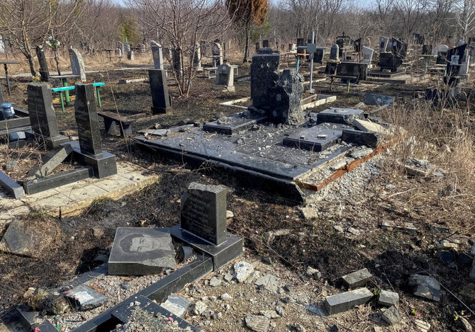 Frontline cemeteries shut to Ukrainians for Easter over dangerous war debris