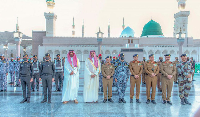 Prince Faisal bin Salman pose for a group photo with security personnel in Madinah. (SPA)