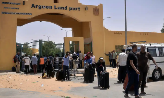 Refugees from Sudan queue to enter Egypt at the Argeen crossing. (AFP)