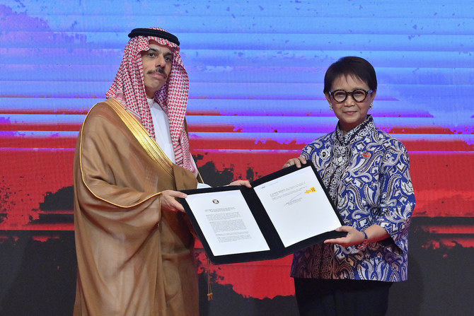 Saudi FM Prince Faisal bin Farhan poses with his Indonesian counterpart, Retno Marsudi.