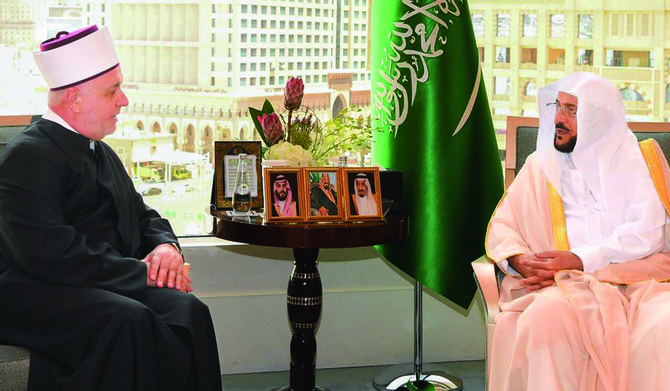 Sheikh Abdullatif Al-Asheikh holds talks with Husein Kavazovic in Makkah. (Supplied)