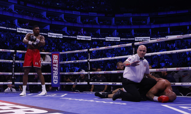 Joshua knocks out Helenius in 7th round after earlier jeers from fans