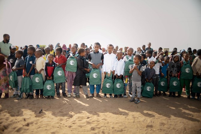 Saudi Arabia’s KSrelief distributes 1,000 school bags in Somalia