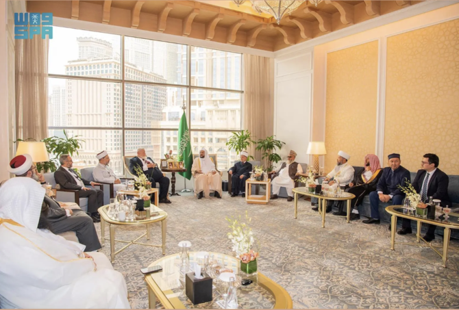 Saudi Arabia’s Islamic minister meets with a number of officials and dignitaries participating in the Makkah conference.
